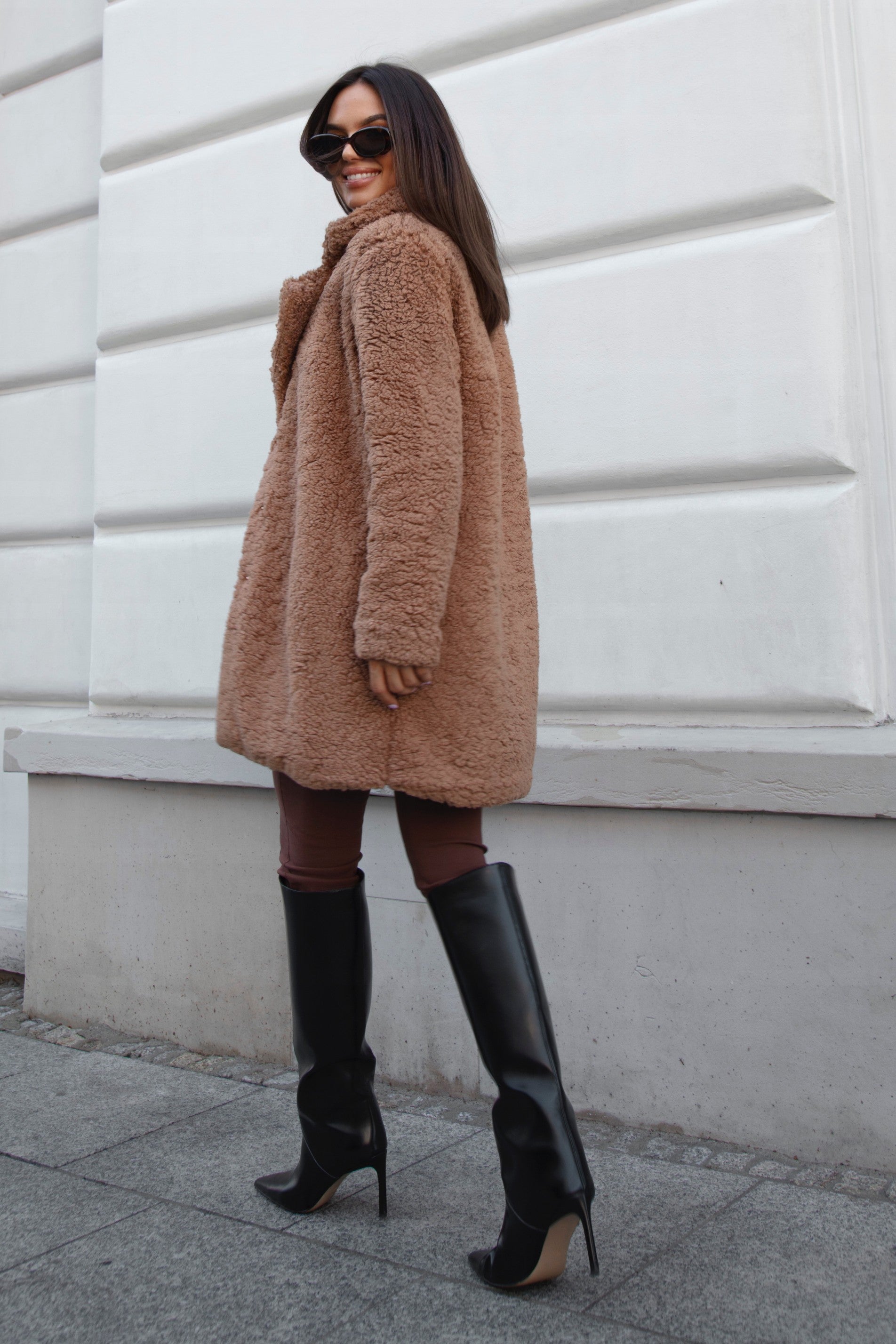 Płaszcz TEDDY – karmelowy, miękki i ciepły, oversize, idealny na jesień/zima