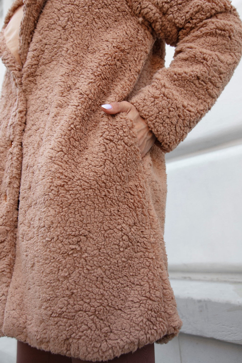 Płaszcz TEDDY – karmelowy, miękki i ciepły, oversize, idealny na jesień/zima