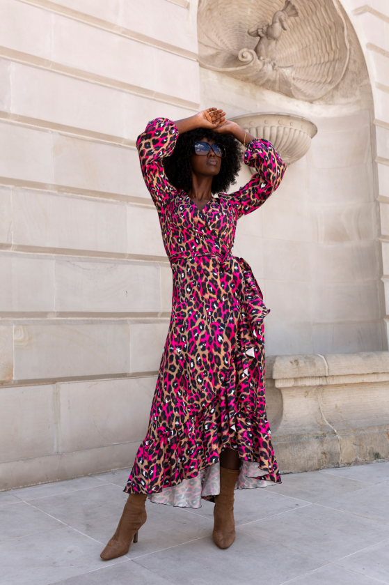 Sukienka ANNA – długa, panterka z akcentem różowym, elegancka i kobieca