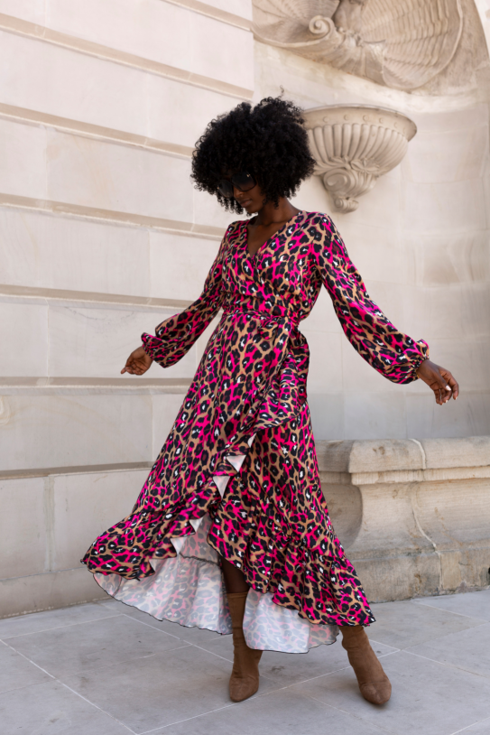Sukienka ANNA – długa, panterka z akcentem różowym, elegancka i kobieca