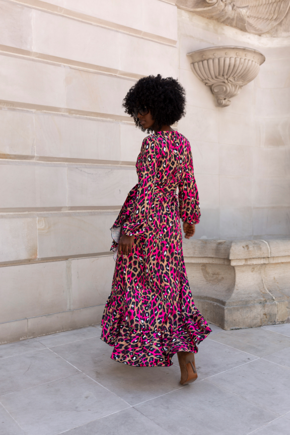 Sukienka ANNA – długa, panterka z akcentem różowym, elegancka i kobieca