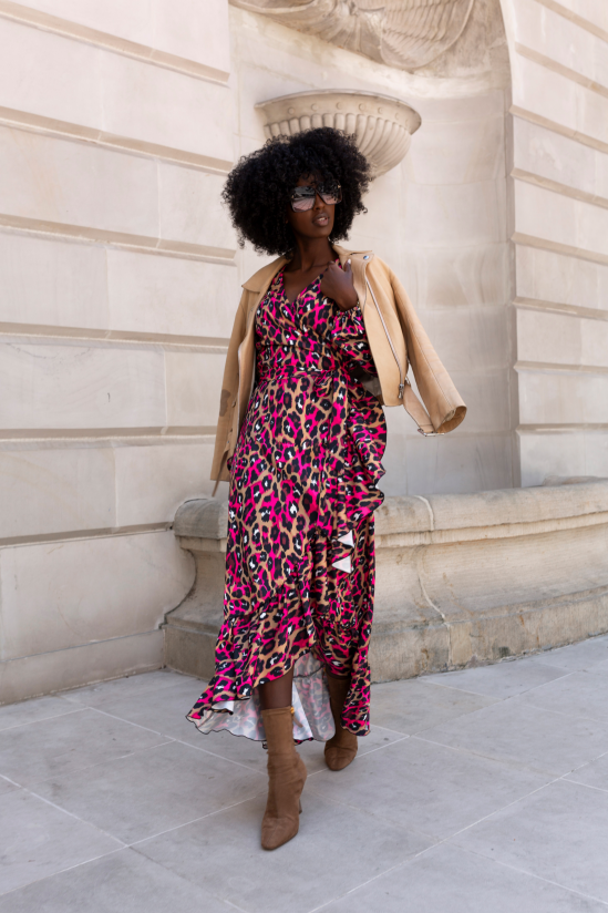 Sukienka ANNA – długa, panterka z akcentem różowym, elegancka i kobieca